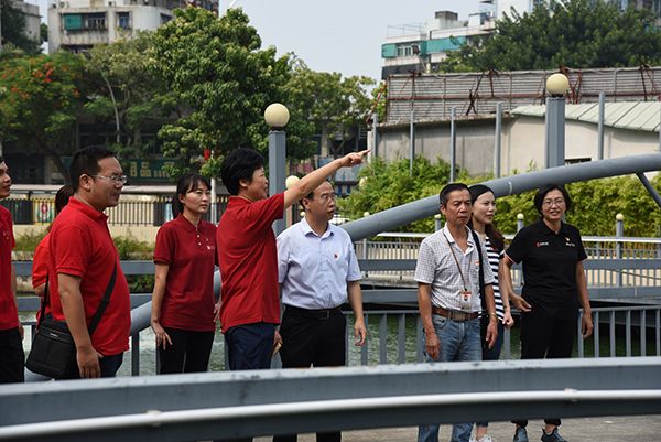 (新闻学院师生与街道主要负责人走访金砂街道西门社区)