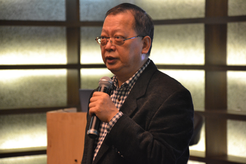 杨平远认为学生只具有新闻专业的背景是远远不够的,他建议大学期间要多选修其他学院的课程。(罗嵛月/摄)