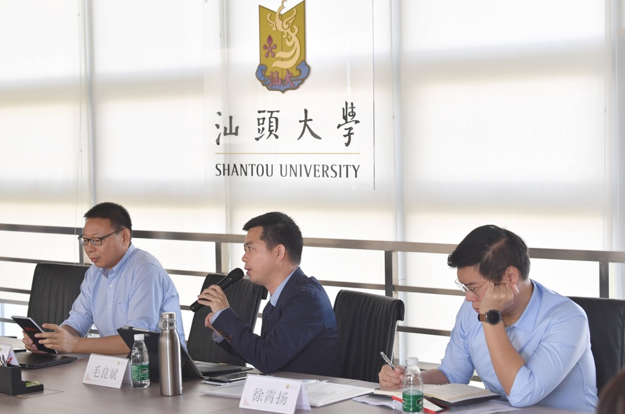 汕头大学长江新闻与传播学院毛良斌副院长回答现场提问