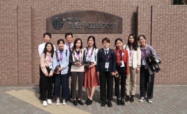 新绿”报道团合影(左一为笹川平和财团早乙女尚先生)