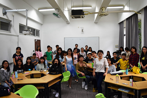 陈夏菲与同学们合照(梁转仪 摄)