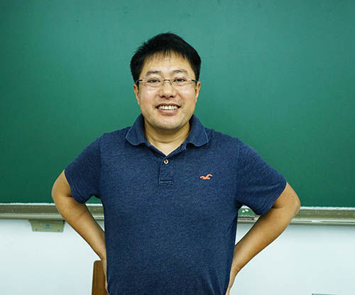 在汕大任教的吴泽涛。 (王安忆/摄)