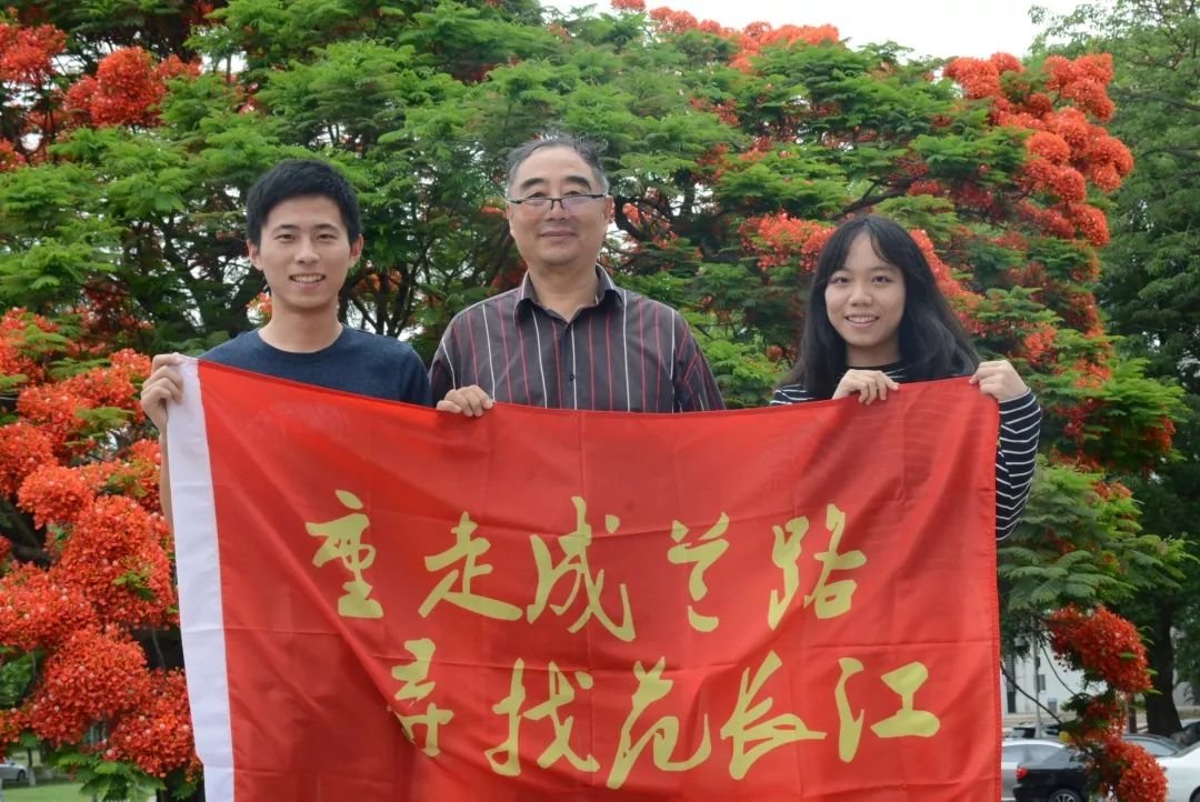 汕头大学“重走成兰路,寻找范长江”项目考察组。 中为考察组教师张威教授,左为2016级学生吴家康, 右为2016级学生吴苹苹