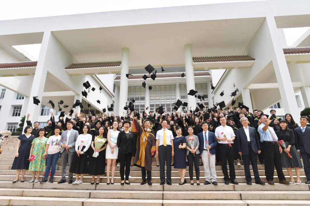 新闻学院师生合影(凌学敏 摄)