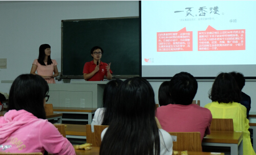 李颖在分享报道香港书展的经历。