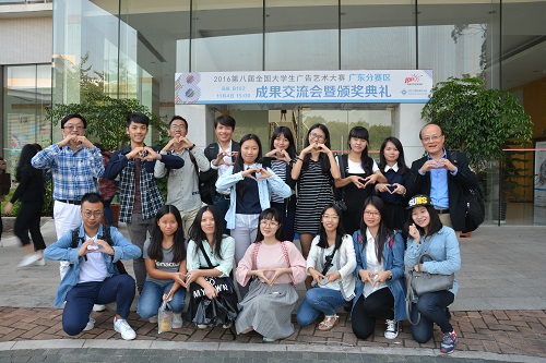 师生在颁奖典礼会场外合影(摄/黄梓轩)
