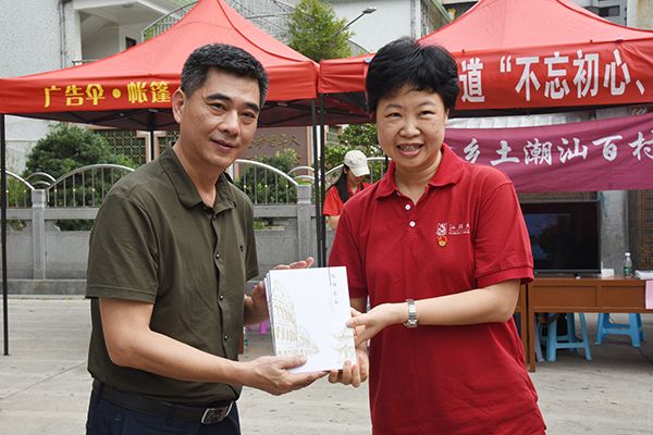 (汕大新闻学院党总支书记余珊燕赠送学院学生作品《鮀城街角》)