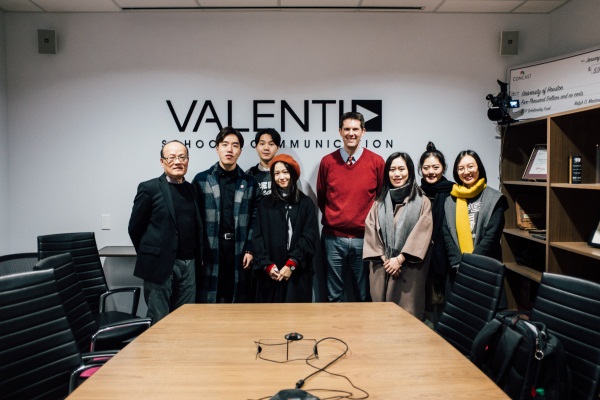 交流团在休斯敦大学Valenti学院里