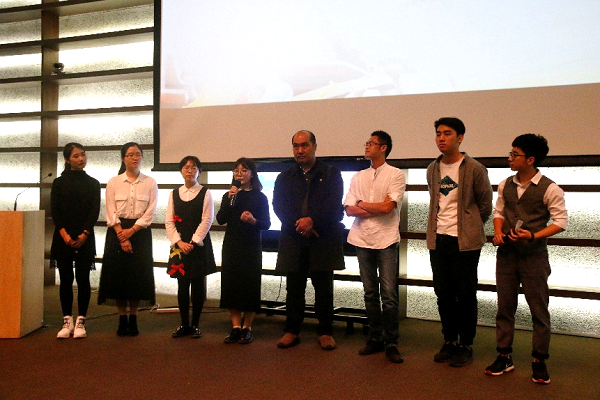 报道团在答问(从左至右为:陈洁玲、陈晓琪、黄海绵、林依梵、凌学敏、李颖、梁伟亮、林俊鹏)
