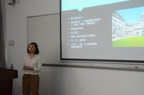 新闻学院学生梁静怡(黄梓轩 摄)