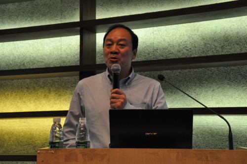 王克勤回答学生提问-邝颖嘉摄