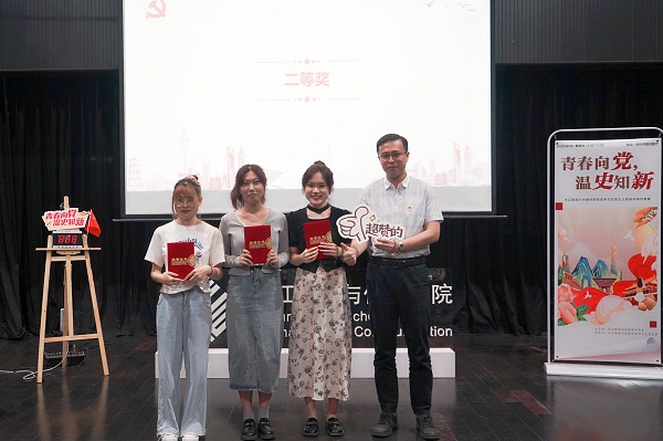 07 洪蒙典副书记为二等奖队伍颁奖 二等奖队伍名单:郑凌、刘若涵、刘文凯