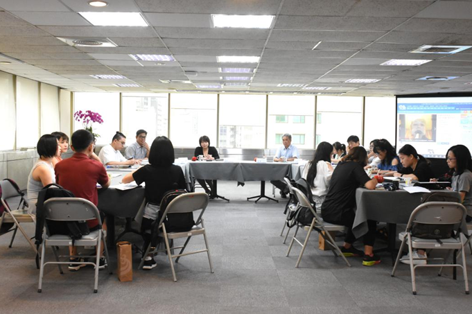 中央通讯社的老师们与汕大师生在会议室交流互动。 (陈楚红摄)