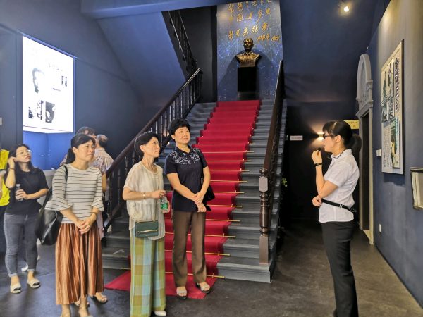 学习团到达电影纪念馆