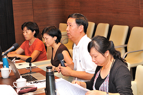 长江新闻与传播学院代院长范东升主持会议