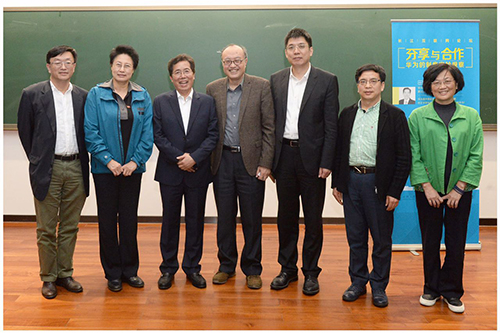 讲座结束后,田涛与讲座嘉宾合影留念(凌学敏/摄)