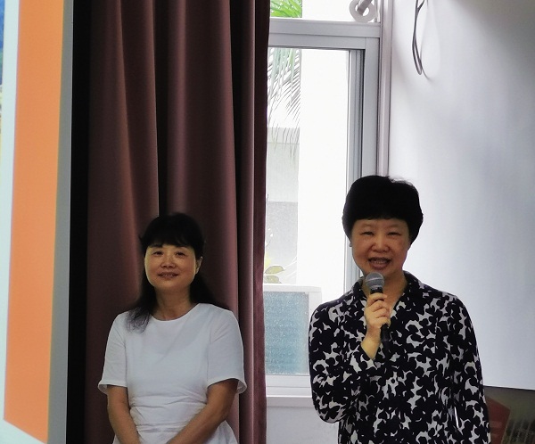 学院余珊燕书记(右)主持讲座