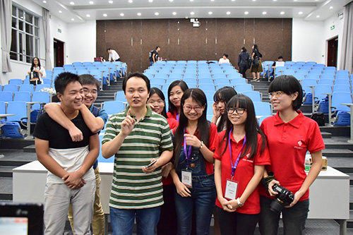 蔡军剑与学生合照 (曹思量摄)