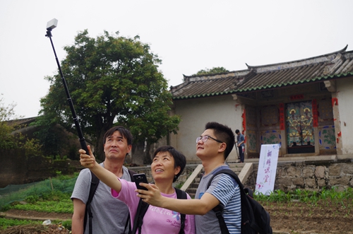 左起,张明老师、白净副院长、朱延生同学操作小蚁相机。(高凌摄)