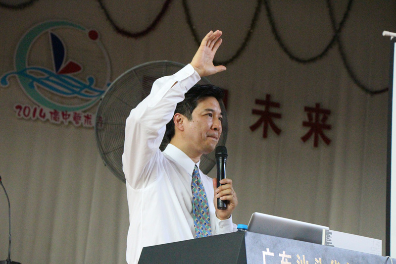 Farland在华侨中学演讲 林婉怡/摄 image001