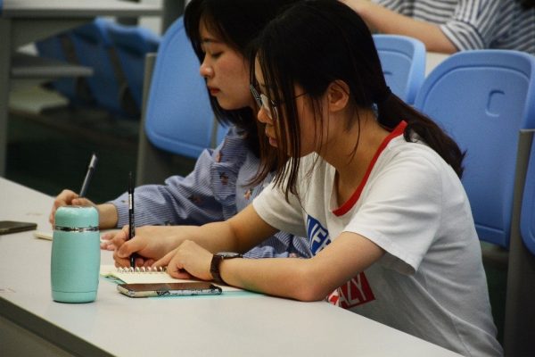 同学们认真做笔记