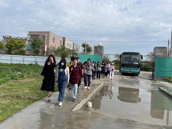 师生前往潮鹏狮头鹅养殖基地 (摄/林伊鸣)
