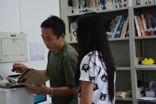 新闻学院的同学在借书 (李玉清 摄)
