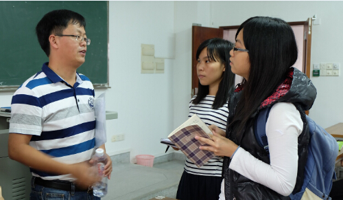 讲座结束,同学们向何军民老师提问